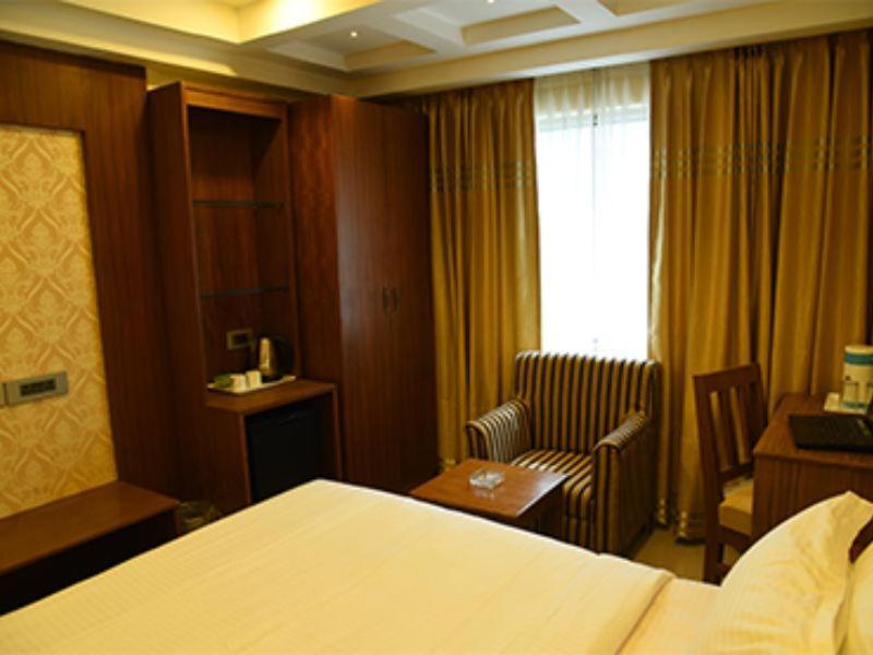The Vijay Park - Airport Hotel Csennai Kültér fotó